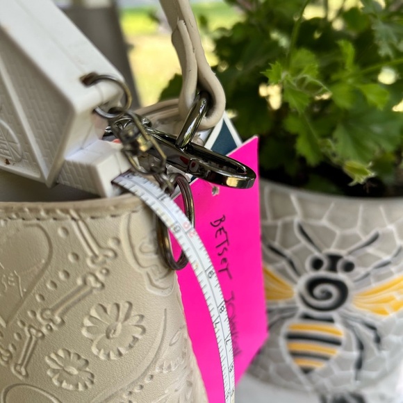 NWT- BETSY JOHNSON Chic Embossed Crossbody Bag in Cream Hearts/skulls❤️ - Picture 9 of 9
